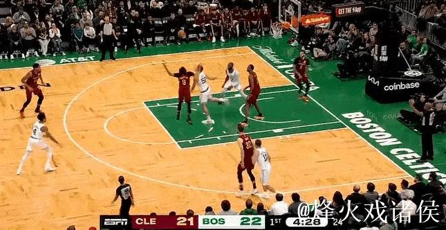 约克替补登场后三分连中 约克替补登场后三分连中