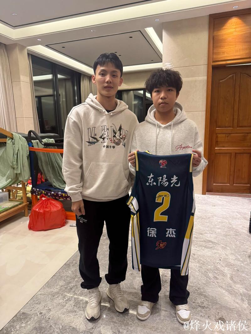 菜鸟的“妖路子”：17岁中锋一个挡拆让徐杰直呼内行